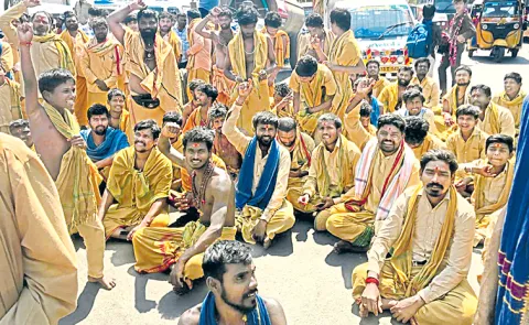 Shiva devotees hold dharna at Srisailam temple