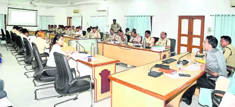 నిందితులు కోర్టుకు హాజరయ్యేలా పర్యవేక్షించాలి