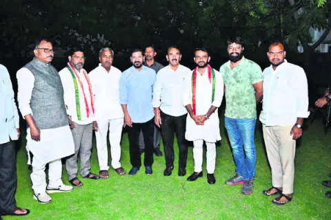 సీఎంను కలిసిన వడ్డేపల్లి మున్సిపల్‌ కౌన్సిలర్లు 
