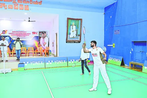 బ్మాడ్మింటన్‌ పోటీలు ప్రారంభం 
