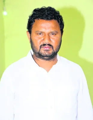 యువతకు కుచ్చుటోపీ 