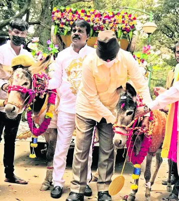 వినూత్నంగా ప్రేమికుల రోజు 