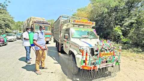 వాహనాలకు క్రిమిసంహారక మందుల పిచికారీ