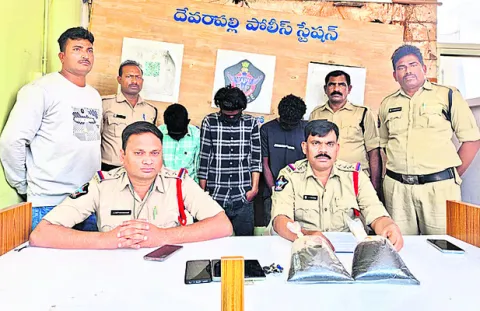 లిక్విడ్‌ గంజాయి తరలిస్తున్న ముగ్గురు అరెస్టు 