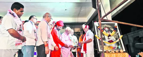 సేవాలాల్‌ను ఆదర్శంగా తీసుకోవాలి 