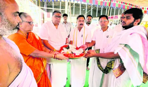 పంచముఖ ఆంజనేయుడికి వెండి కవచం 