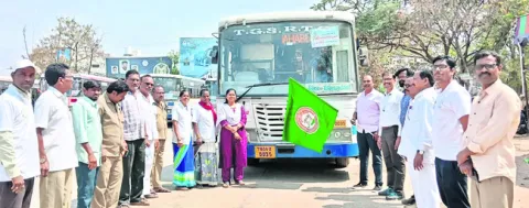 భక్తుల సౌకర్యార్థం ప్రత్యేక బస్సులు 