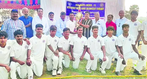 క్రికెట్‌ చాంపియన్‌ కరీంనగర్‌ 