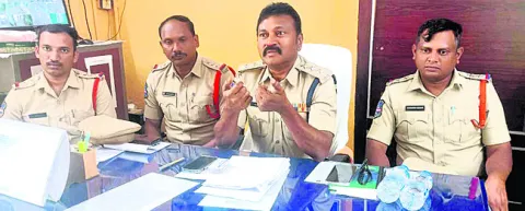 కోడిపందేల స్థావరంపై దాడి 