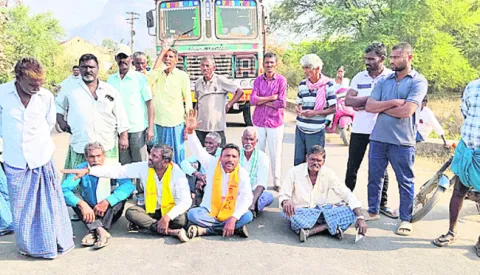 యూరియా కోసం ఆందోళన