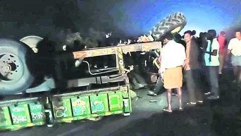 ట్రాక్టర్‌ను ఢీ కొట్టిన ఇసుక లారీ
