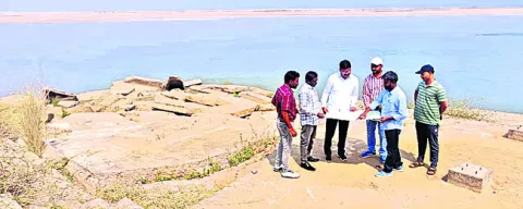 ధ్వంసమైన పుష్కరఘాట్‌ పరిశీలన