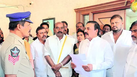 ప్రభుత్వాన్ని ప్రశ్నిస్తే అక్రమ కేసులు