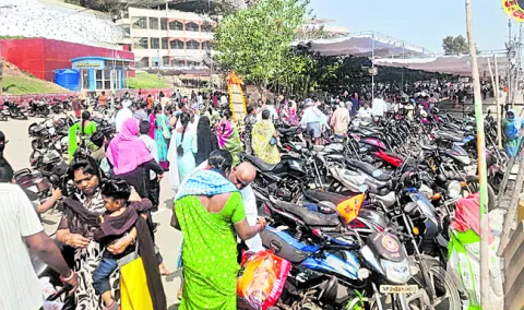 కొండకు పోటెత్తిన భక్తులు 