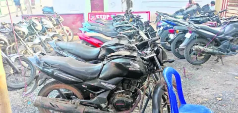 అంతర్రాష్ట్ర బైక్‌ దొంగ అరెస్టు 
