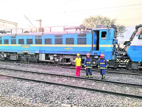 గూడ్స్‌ ఇంజిన్‌లో మంటలు