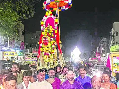 పెళ్లి కుమారుడైన అమరేశ్వరుడు 