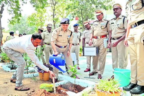 అప్రమత్తంగా ఉండాలి