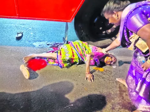 రక్తపు మడుగుల్లో వృద్ధురాలి ఆర్తనాదం 