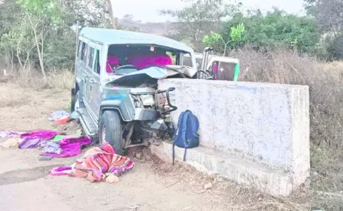 రోడ్డు ప్రమాదంలో ముగ్గురు దుర్మరణం 
