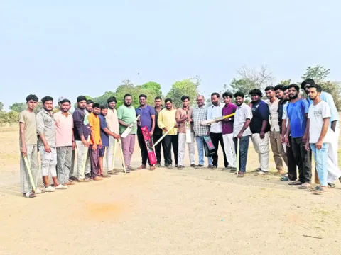 క్రికెట్‌ క్రీడా సామగ్రి వితరణ
