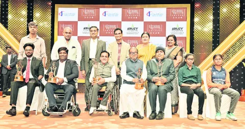 సాధకులకు అవార్డుల ప్రదానం