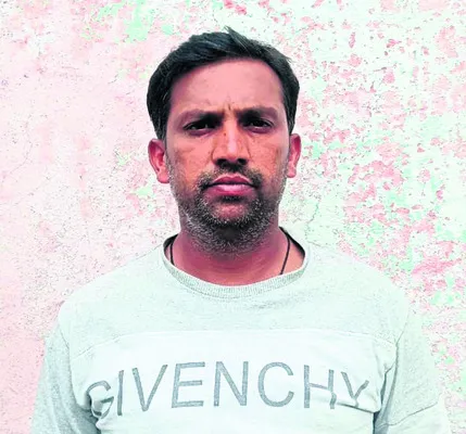 యువతను వెన్నుపోటు పొడిచారు  
