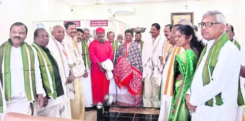 శ్రీశైలం మల్లన్నకు పట్టువస్త్రాల అందజేత 
