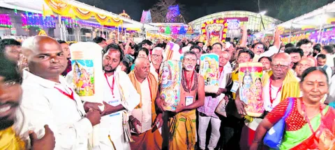 పాగా కట్టి.. పెళ్లి కుమారుడై..  
