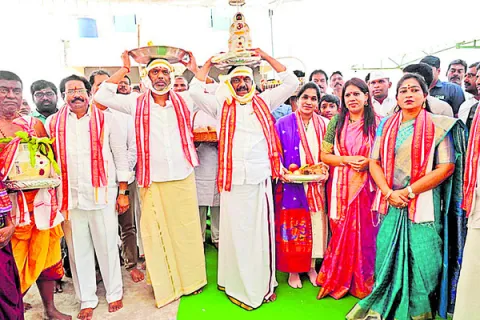 పట్టువస్త్రాలు సమర్పించిన మంత్రి గొట్టిపాటి... 