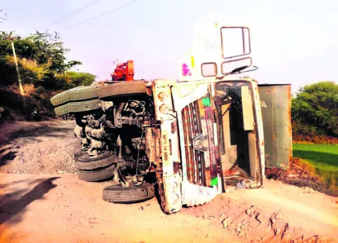 ఆటో బోల్తా : నలుగురికి తీవ్ర గాయాలు
