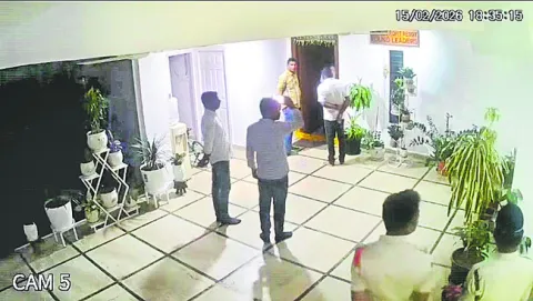 పైలెట్‌ అరెస్ట్‌ కోసం గాలింపు 