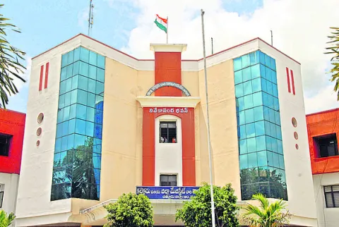 అడుగుడుగునా దళారుల ‘గేట్‌ కీపింగ్‌’ 