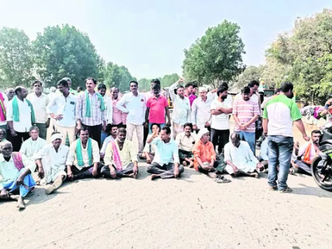 యూరియా కోసం రైతుల రాస్తారోకో 