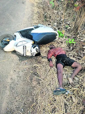 బైక్‌ అదుపుతప్పిన ప్రమాదంలో యువకుడి మృతి
