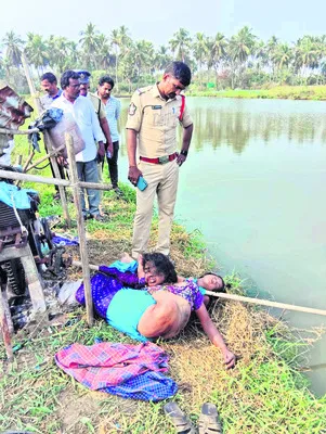 మేత వేసేందుకు వెళ్లి మృత్యుఒడికి.. 