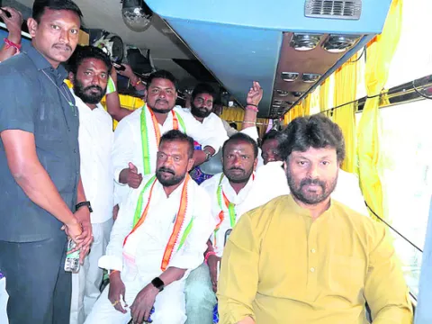 అన్నీతానై.. వ్యూహం రచించి