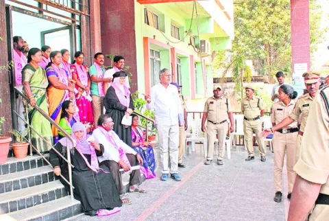 కాంగ్రెస్‌ నాయకులకు ప్రజలే బుద్ధి చెబుతారు