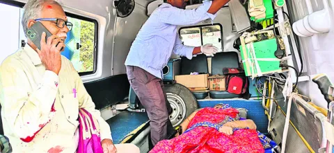 స్కూటీని ఢీకొన్న వ్యాన్‌ 