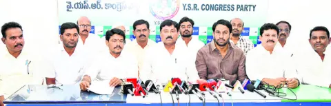 కళ్లకు కట్టినట్లు అబద్ధాలు, మోసాలు