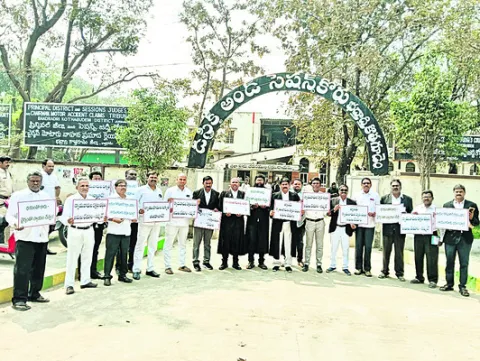 న్యాయవాదుల విధుల బహిష్కరణ