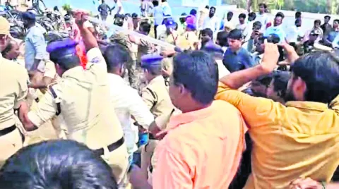 చైర్మన్‌ పదవి ఇవ్వాలని మద్దతుదారుల నిరసన 
