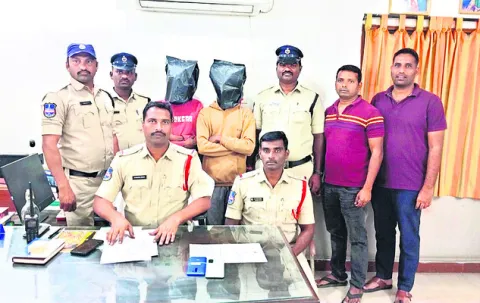 దొంగతనం కేసులో ఇద్దరు అరెస్టు