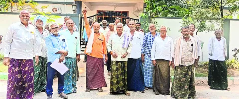 మొక్కజొన్నకు నీరివ్వాలంటూ ఆందోళన