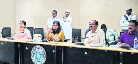 ఫిర్యాదులను త్వరితగతిన పరిష్కరించాలి 