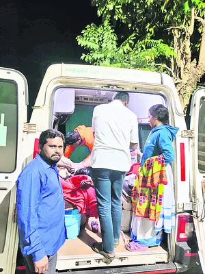అంబులెన్స్‌కు ఎదురెళ్లి.. వైద్యం అందించి 
