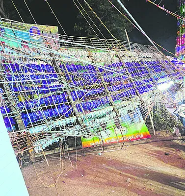 యనమలకుదురులో కుప్పకూలిన ప్రభ 
