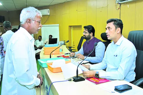 ఒక్క అర్జీ పెండింగ్‌లో ఉండకూడదు 