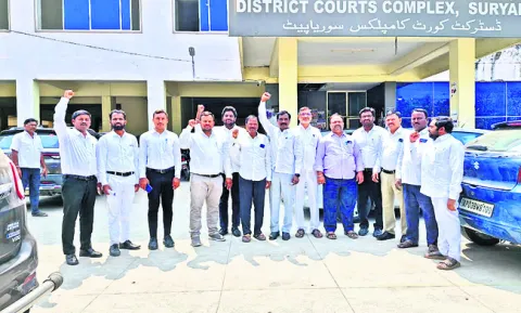 న్యాయవాదుల ఆందోళన