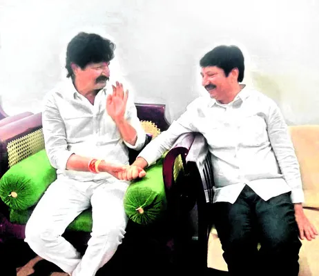 జోగి రమేష్‌ కు వైఎస్సార్‌సీపీ నాయకుల సంఘీభావం